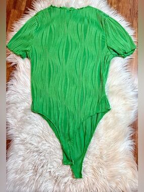 SHEIN Green Ribbed Wave-Texture Short Sleeve Bodysuit